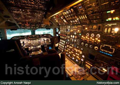PIA Boeing 747-367