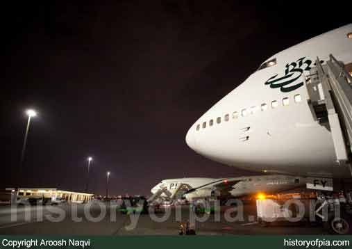 PIA Boeing 747-367