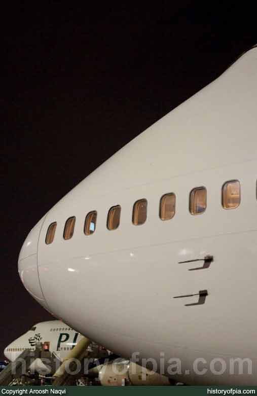PIA Boeing 747-367