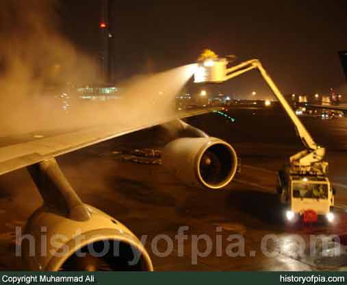 PIA Boeing 747-367