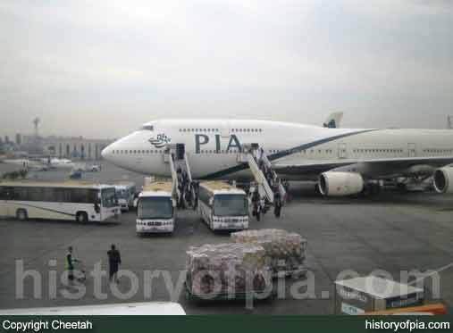 PIA Boeing 747-367