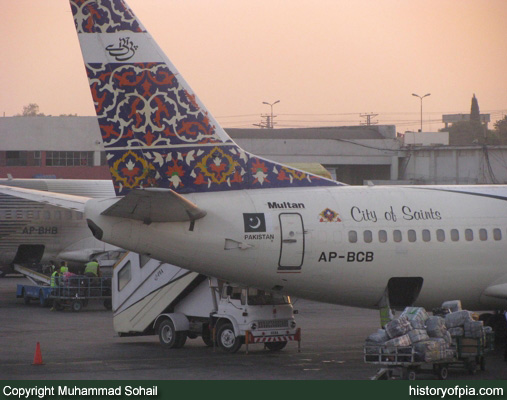 PIA Boeing 737-340