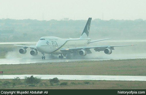 PIA Boeing 747-367