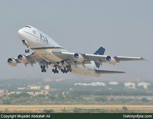PIA Boeing 747-367