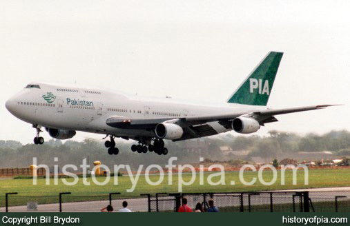 PIA Boeing 747-367
