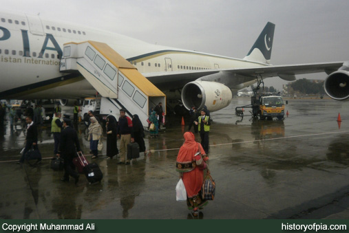 PIA Boeing 747-367