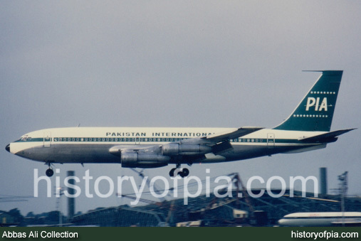 PIA Boeing 720-040B