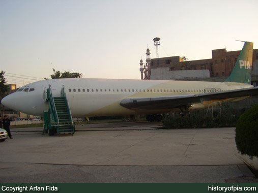 PIA Boeing 720-047B