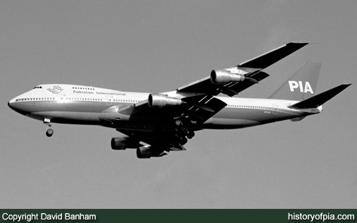 PIA Boeing 747-282B