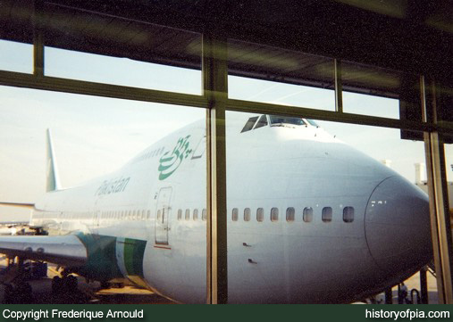 PIA Boeing 747-282B