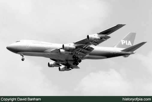 PIA Boeing 747-282B