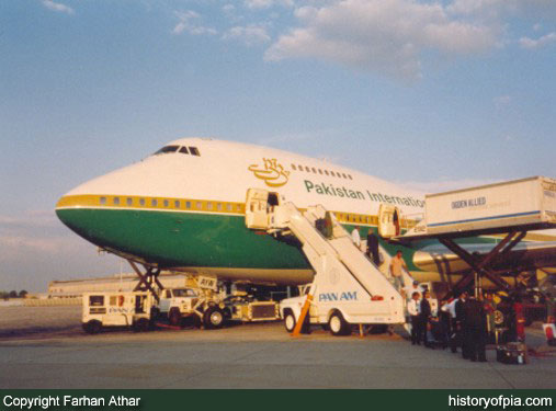 PIA Boeing 747-282B
