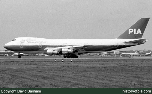 PIA Boeing 747-282B