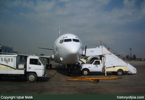 PIA Boeing 737-340
