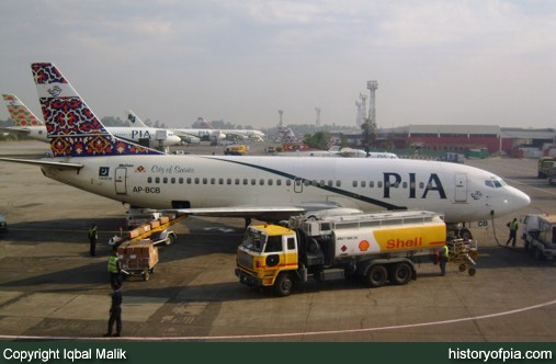 PIA Boeing 737-340