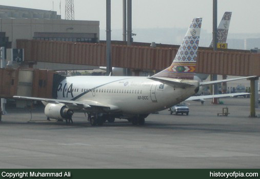 PIA Boeing 737-340