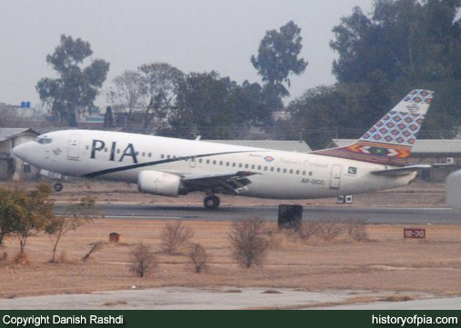 PIA Boeing 737-340