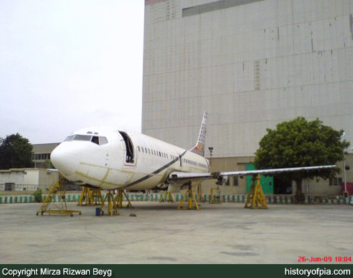 PIA Boeing 737-340