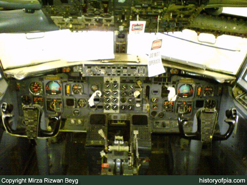 PIA Boeing 737-340
