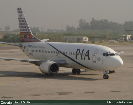 PIA Boeing 737-340