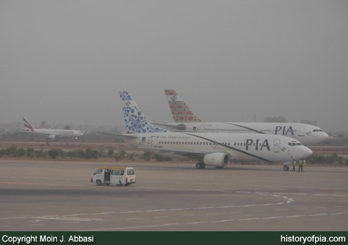 PIA Boeing 737-340