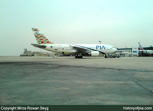 PIA Airbus A310-308