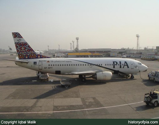 PIA Boeing 737-340