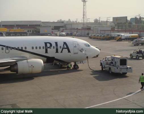 PIA Boeing 737-340
