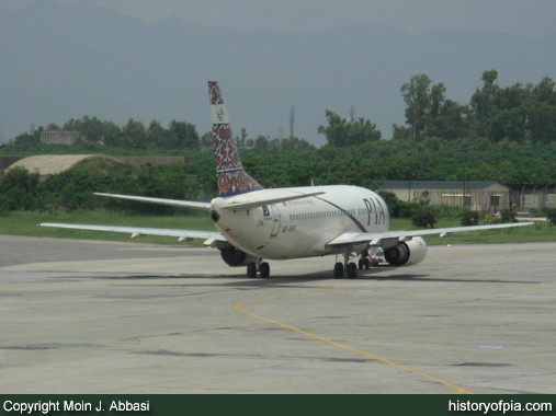 PIA Boeing 737-340