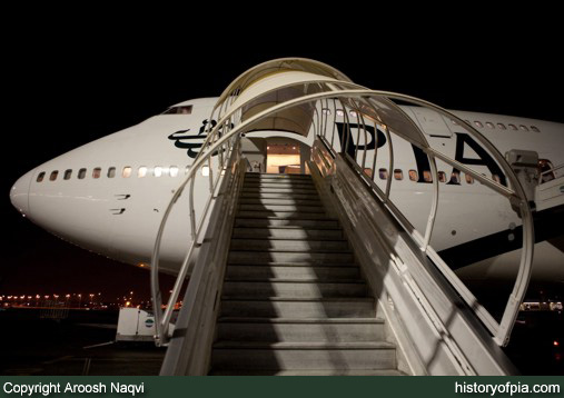 PIA Boeing 747-367