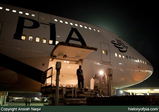 PIA Boeing 747-367