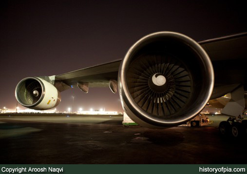 PIA Boeing 747-367