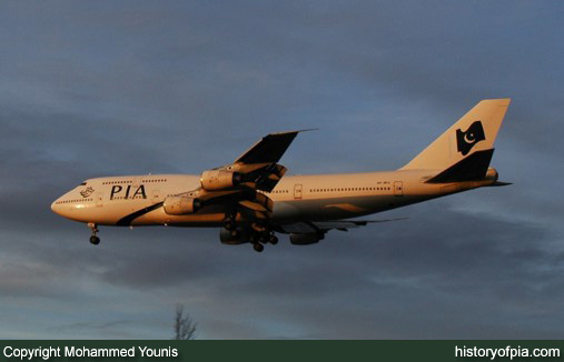 PIA Boeing 747-367