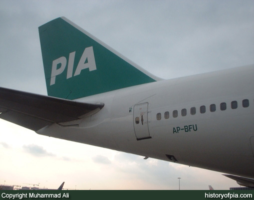 PIA Boeing 747-367
