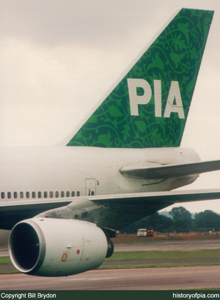 PIA Boeing 747-367