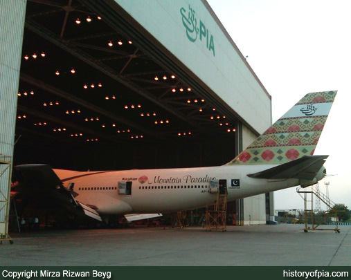 PIA Boeing 747-367