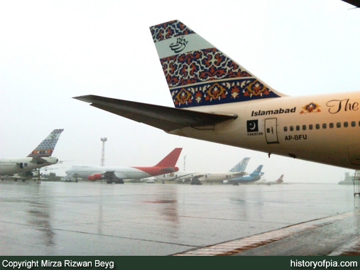 PIA Boeing 747-367