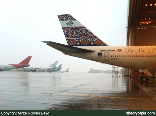PIA Boeing 747-367