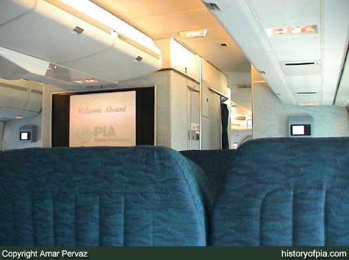 PIA Boeing 747-367