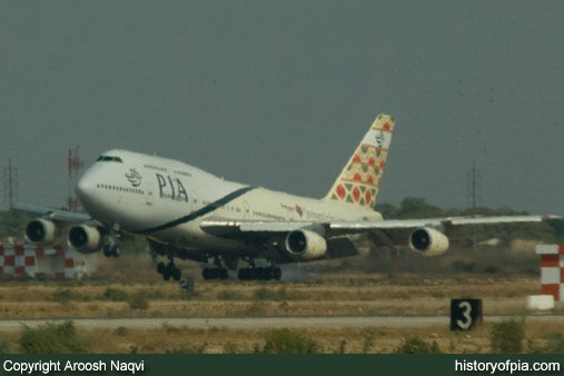 PIA Boeing 747-367