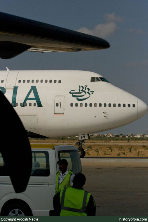 PIA Boeing 747-367