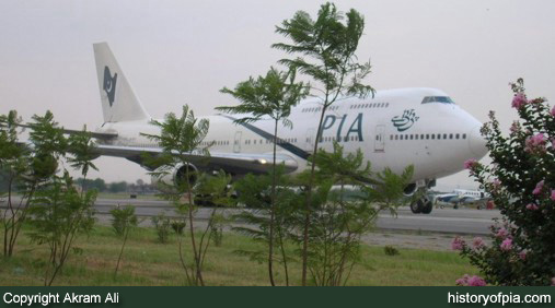 PIA Boeing 747-367