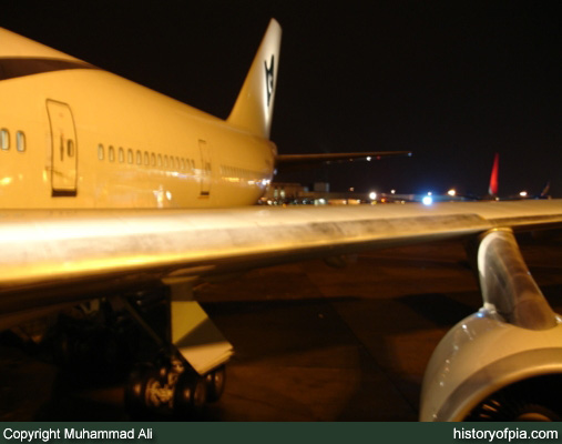PIA Boeing 747-367