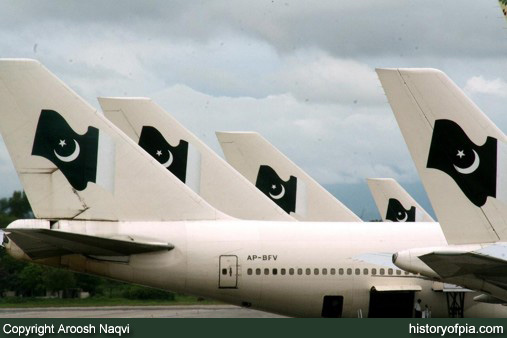 PIA Boeing 747-367