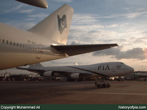 PIA Boeing 747-367