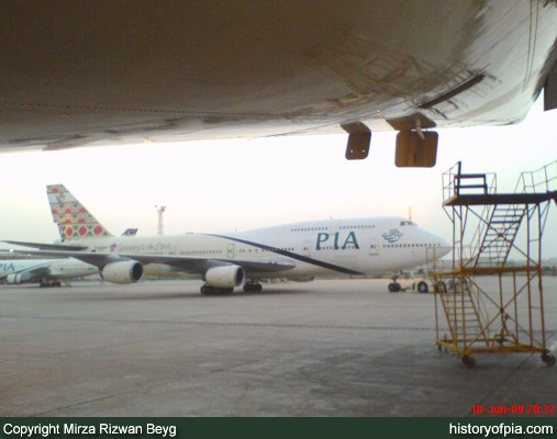 PIA Boeing 747-367