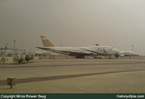 PIA Boeing 747-367