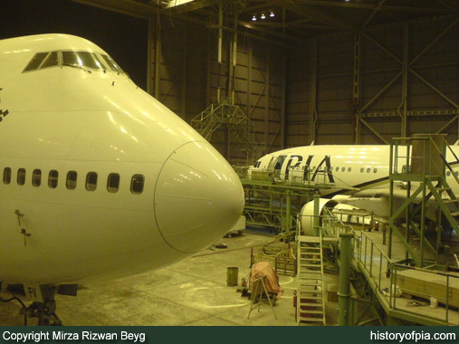 PIA Boeing 747-367