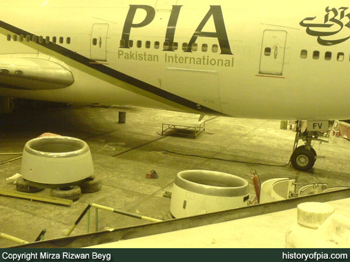 PIA Boeing 747-367