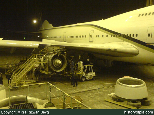 PIA Boeing 747-367